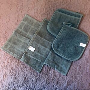 Pot-holders and dish-cloths set